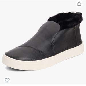 Tom’s black Paxton sneaker. Black leather and faux fur. Euc size 9